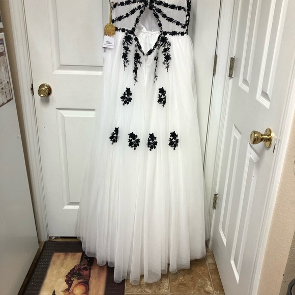 🎉🎉🎉HOST PICK!!! 🎉🎉🎉TLC Say Yes Created For Macy’s Black & White Long Formal Gown - Picture 9 of 16